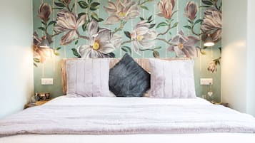 Deluxe Suite, Ensuite (Junior Suite) | Individually decorated, individually furnished, iron/ironing board