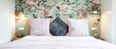 Suite – deluxe, eget bad (Junior Suite) | Individuelt dekorert, individuelt innredet og strykejern/-brett