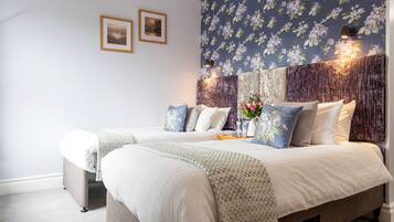 Deluxe Double Room, Ensuite (Superking ) | Individually decorated, individually furnished, iron/ironing board