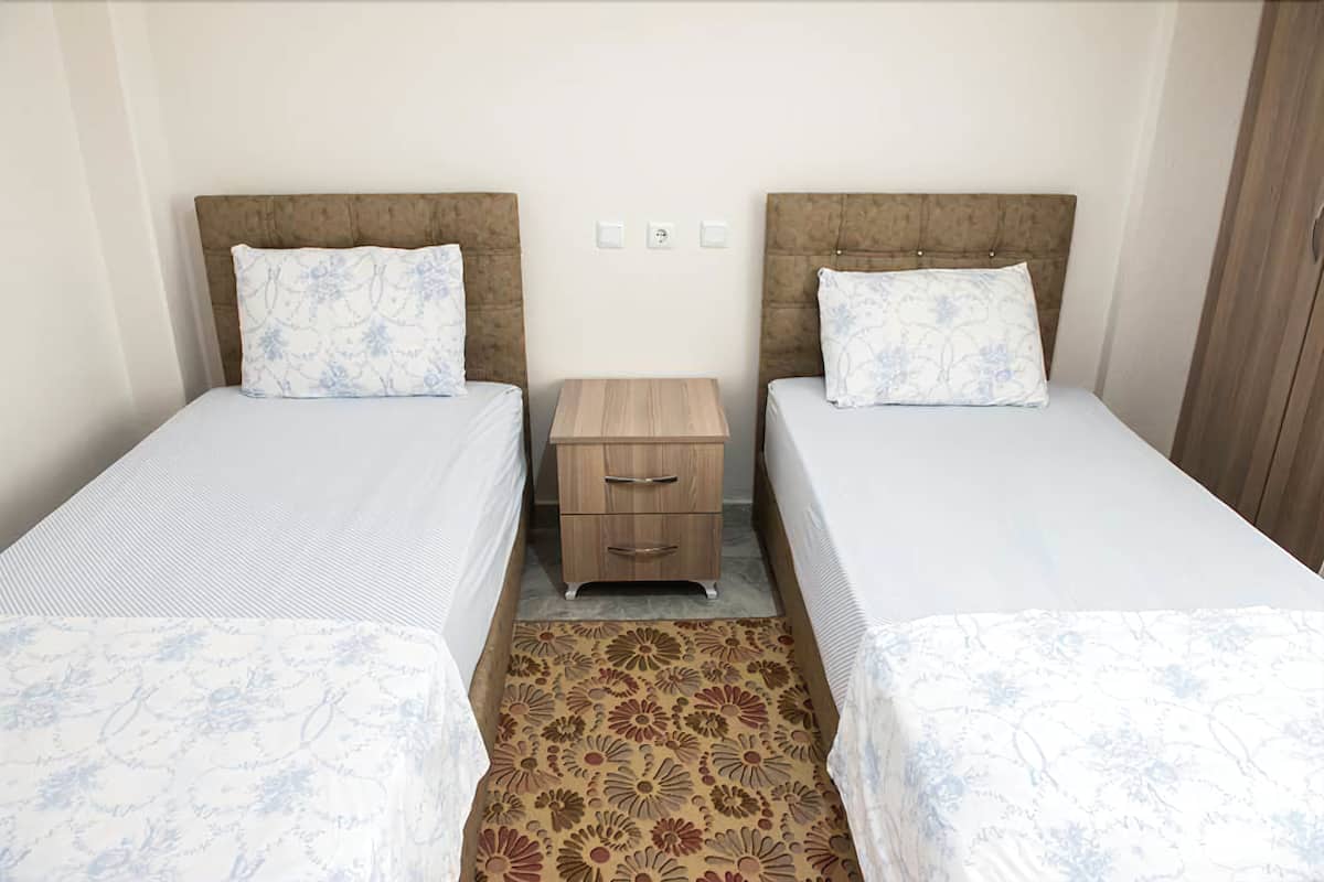 Standard Room | Desk, iron/ironing board (on request), WiFi (free)