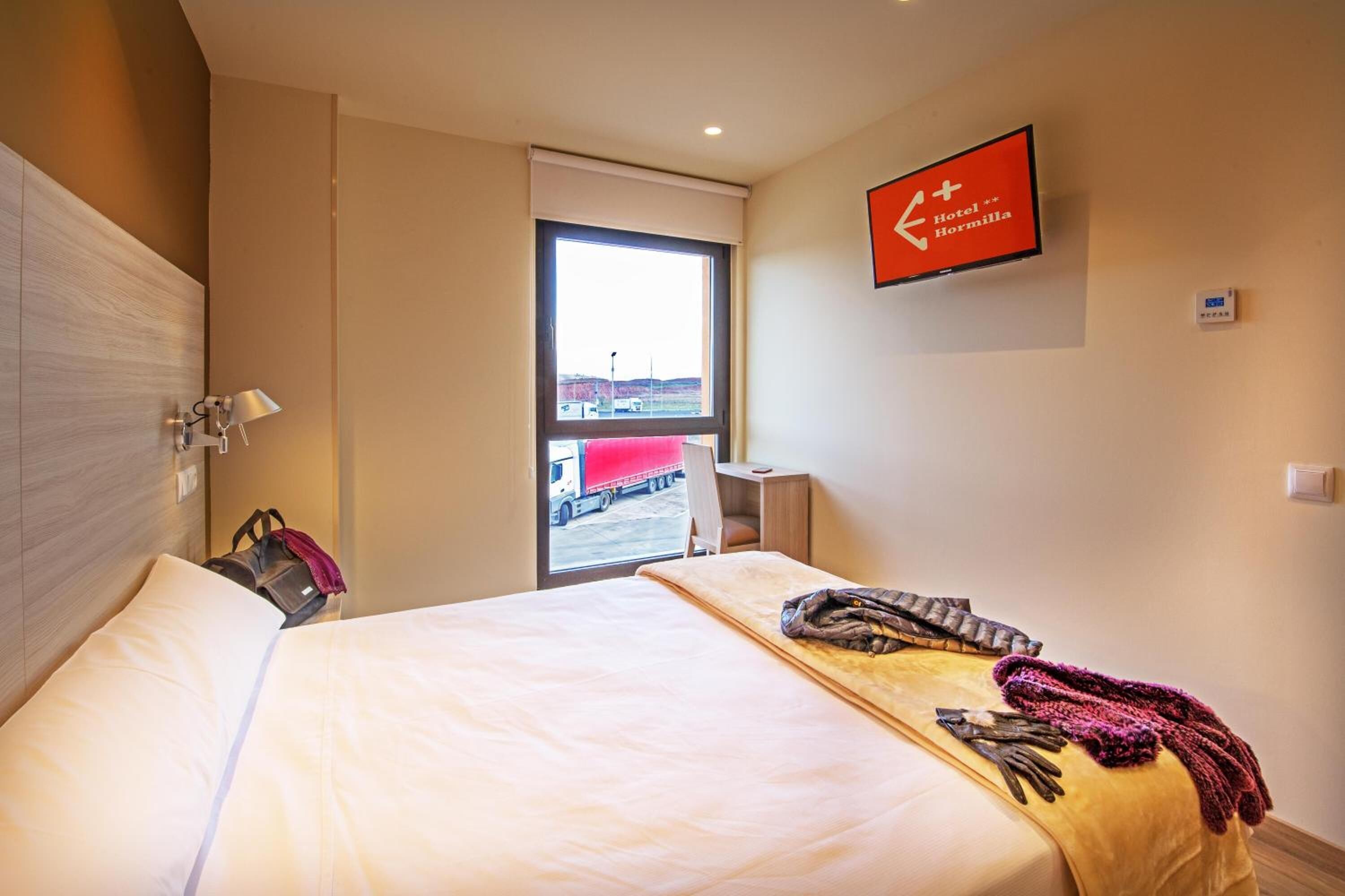 18 bedrooms, egyptian cotton sheets, premium bedding