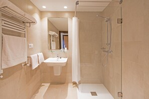 Ducha, artículos de higiene personal gratuitos, bidé y toallas