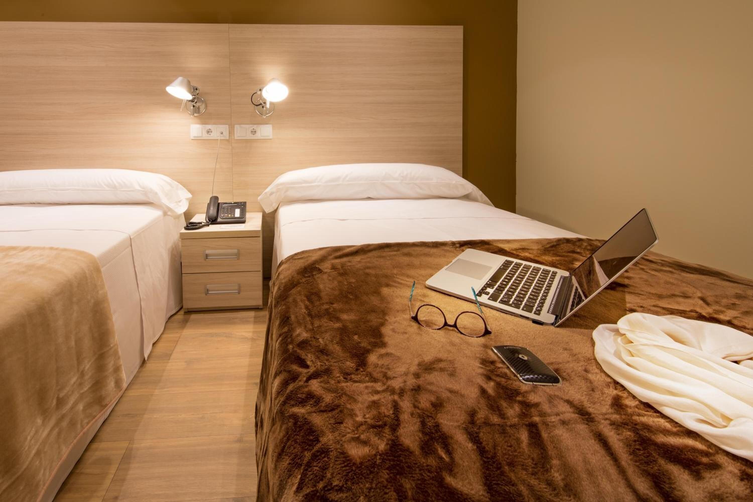 18 bedrooms, egyptian cotton sheets, premium bedding