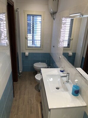 Double Room | Bathroom | Shower, deep soaking tub, hair dryer, towels - B&B Abruzzo (Sulmona)