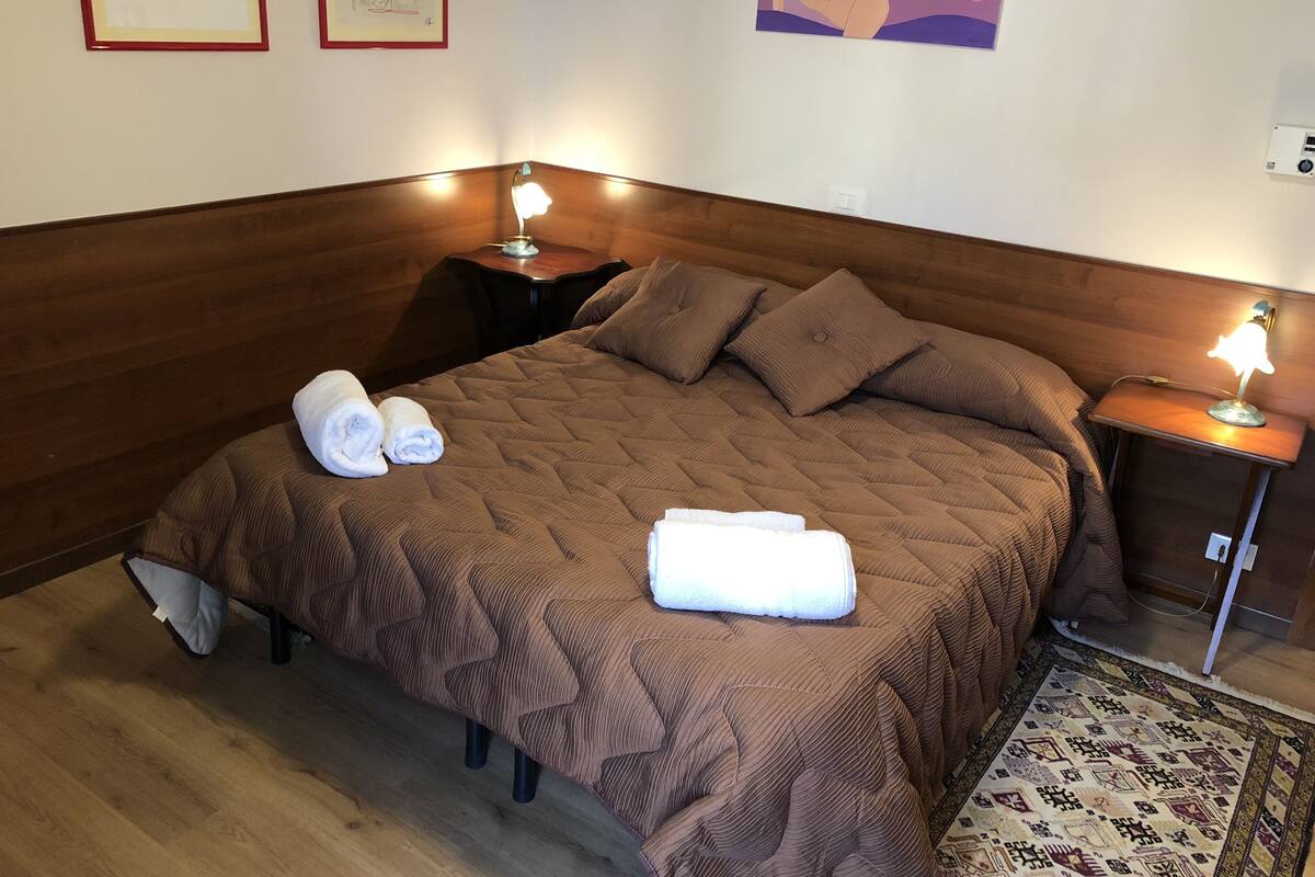 Cunas, wifi gratis y ropa de cama 