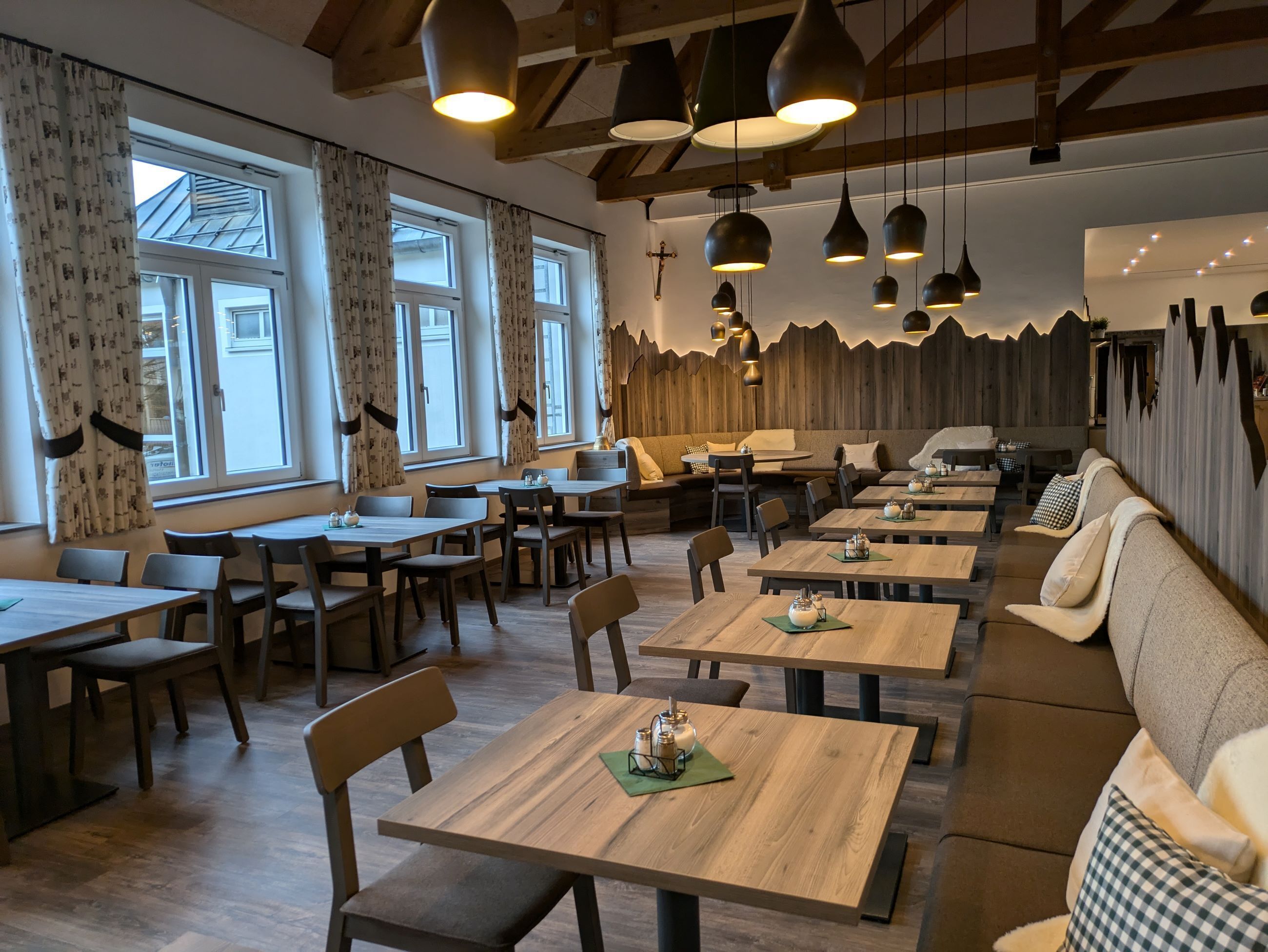 Breakfast and dinner served, international cuisine