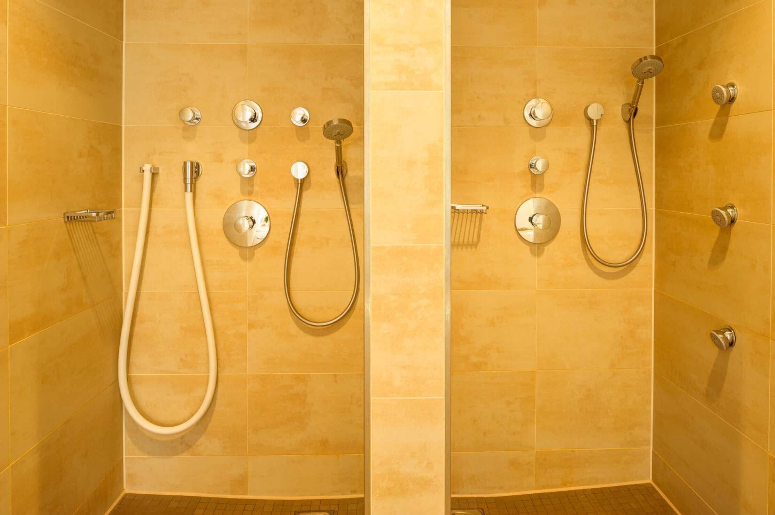 Une salle de bain avec une douche, des toilettes et un lavabo.