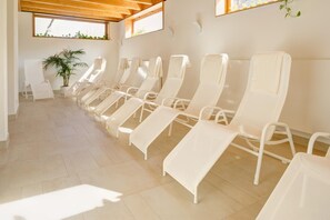 Tractaments facials, manicures i pedicures i massatges 