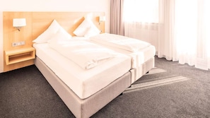 Quarto casal superior | Cofres nos quartos, escrivaninha, quartos à prova de som