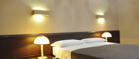 Kamer, 1 twee- of 2 eenpersoonsbedden | Een kluis op de kamer, een bureau, verduisterende gordijnen, gratis wifi