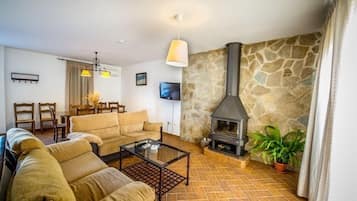 Chalet, 2 slaapkamers | Woonkamer | Flatscreentelevisie en een open haard