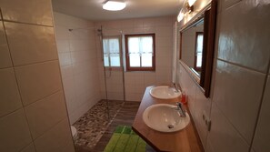 House, Mountain View | Bathroom | Shower, towels
