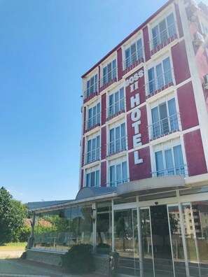 Vista frontal de la propiedad