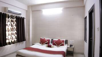 Business Suite, 1 Double Bed | Desk, rollaway beds, free WiFi