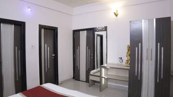 Business Suite, 1 Double Bed | Desk, rollaway beds, free WiFi