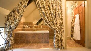 Suite Keluarga | Kamar mandi | Perlengkapan mandi gratis, pengering rambut, jubah mandi, dan sandal