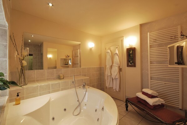 A modern bathroom with a large bathtub, a mirror, and a towel rack. - Dannah Farm Country House (Belper)