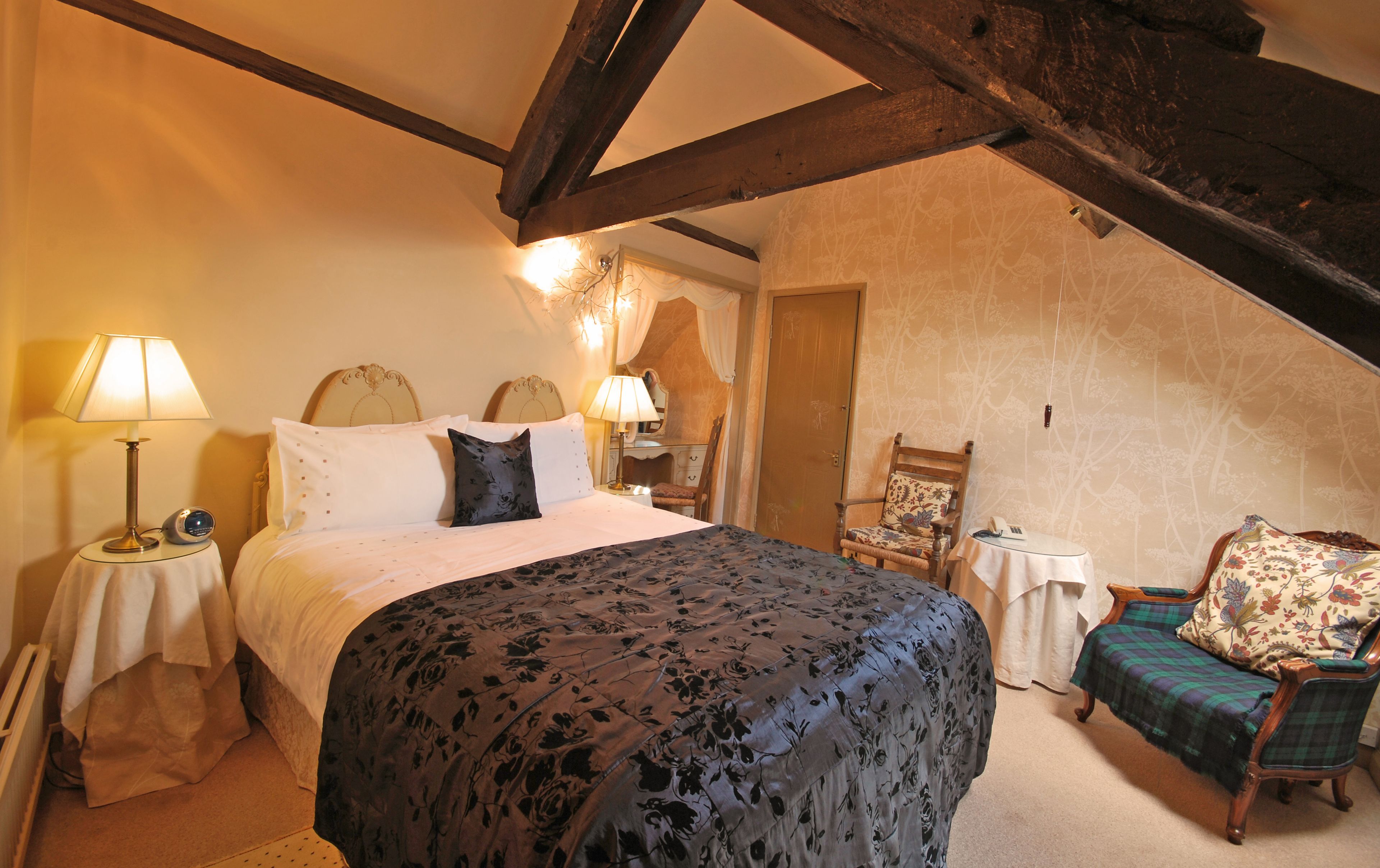 Suite Keluarga | Minibar, setrika/meja setrika, Wi-Fi gratis, dan seprai linen