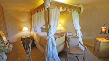 Minibar, iron/ironing board, free WiFi, bed sheets