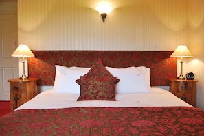 Luksus-dobbeltrom | Minibar, strykejern/-brett, wi-fi (inkludert) og sengetøy