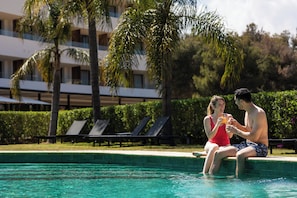 Piscina externa, espreguiçadeiras