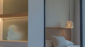 Kamer, 1 twee- of 2 eenpersoonsbedden, balkon | Luxe beddengoed, een minibar, een kluis op de kamer, een bureau