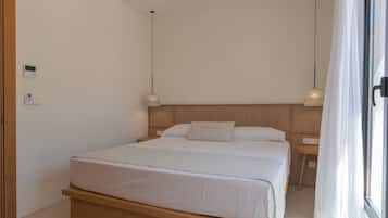 Une chambre à coucher moderne avec un cadre de lit en bois, une table de chevet et un thermostat fixé au mur.