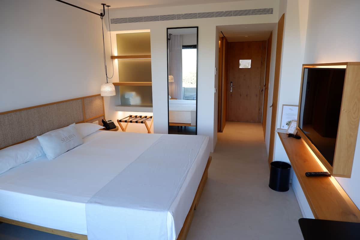 Camera con letto matrimoniale o 2 letti singoli, balcone | 1 camera, biancheria da letto di alta qualità, minibar