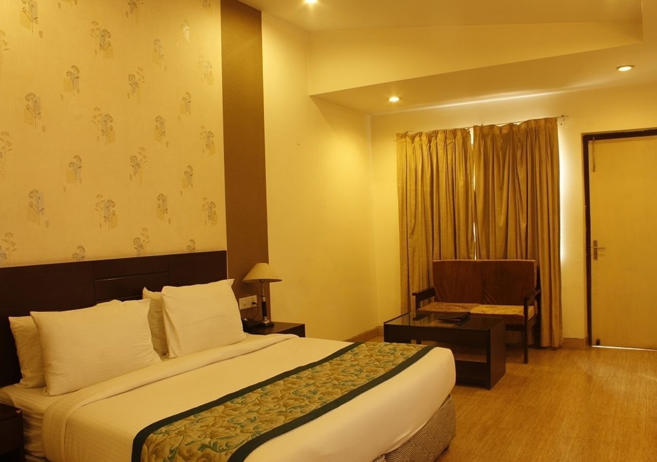 Minibar, desk, free WiFi