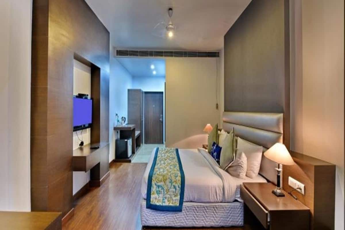 Executive Room, 1 Double Bed | Minibar, desk, WiFi (free)