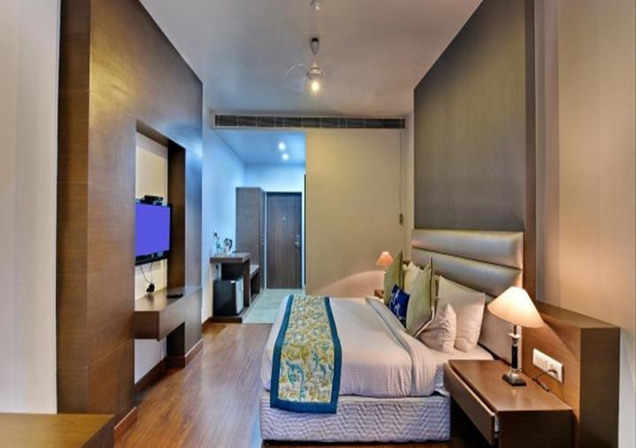 Minibar, desk, free WiFi