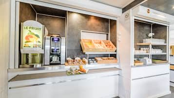 Petit déjeuner buffet servi les week-ends (10.90 EUR par personne)