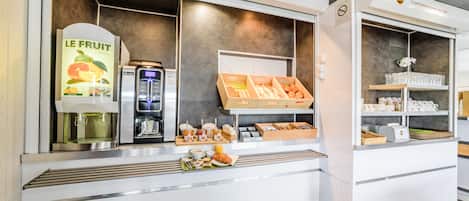 Petit déjeuner buffet servi les week-ends (10.90 EUR par personne)