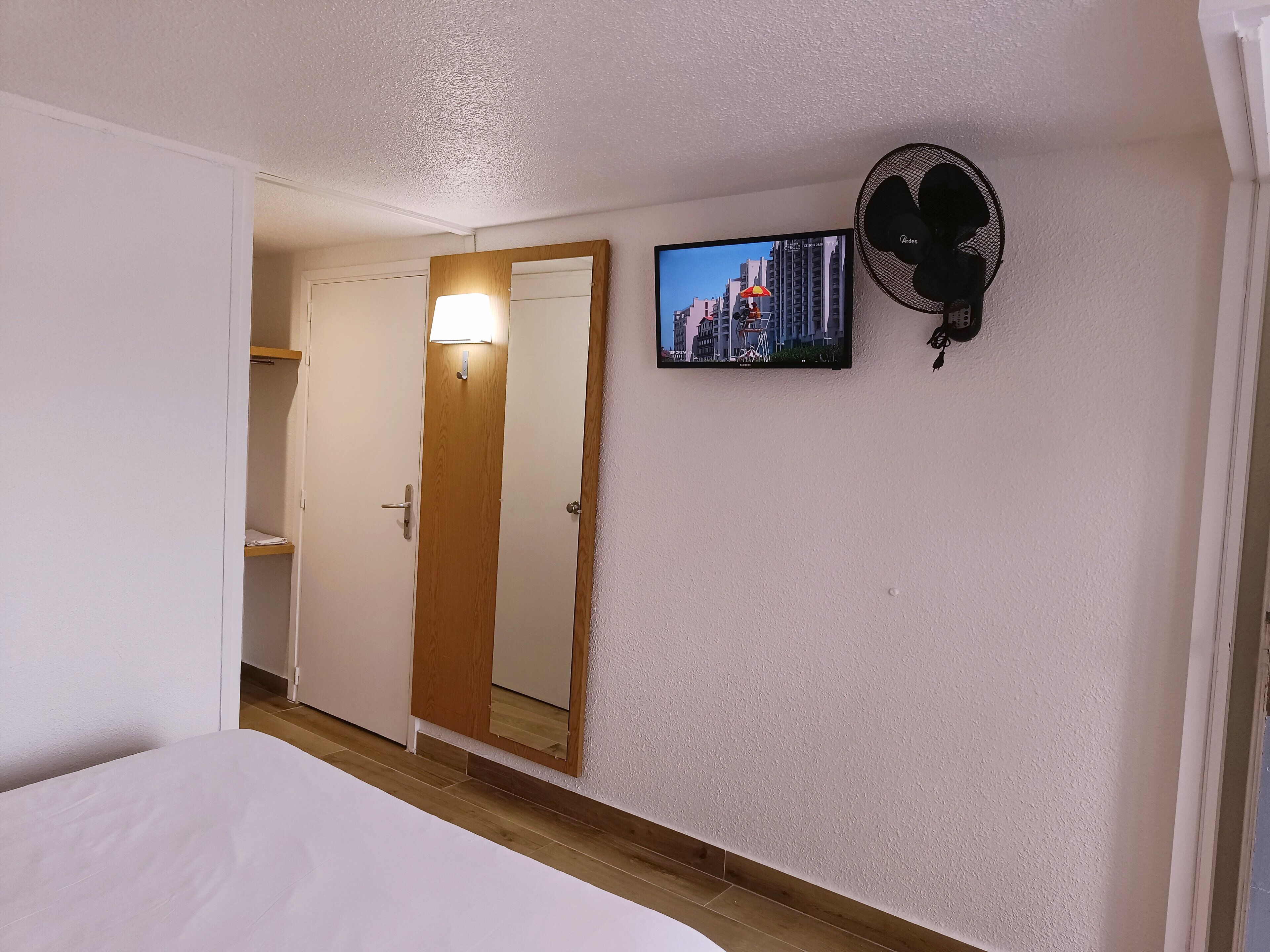 family room, multiple beds | living area | flat-screen tv