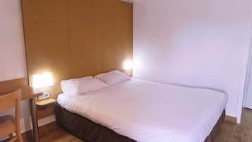 Chambre Standard, 1 lit double | Bureau, espace de travail pour ordinateur portable, rideaux occultants