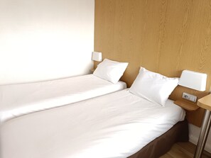 Habitación estándar, 2 camas individuales | Escritorio, espacio para trabajar con laptop y cortinas blackout 