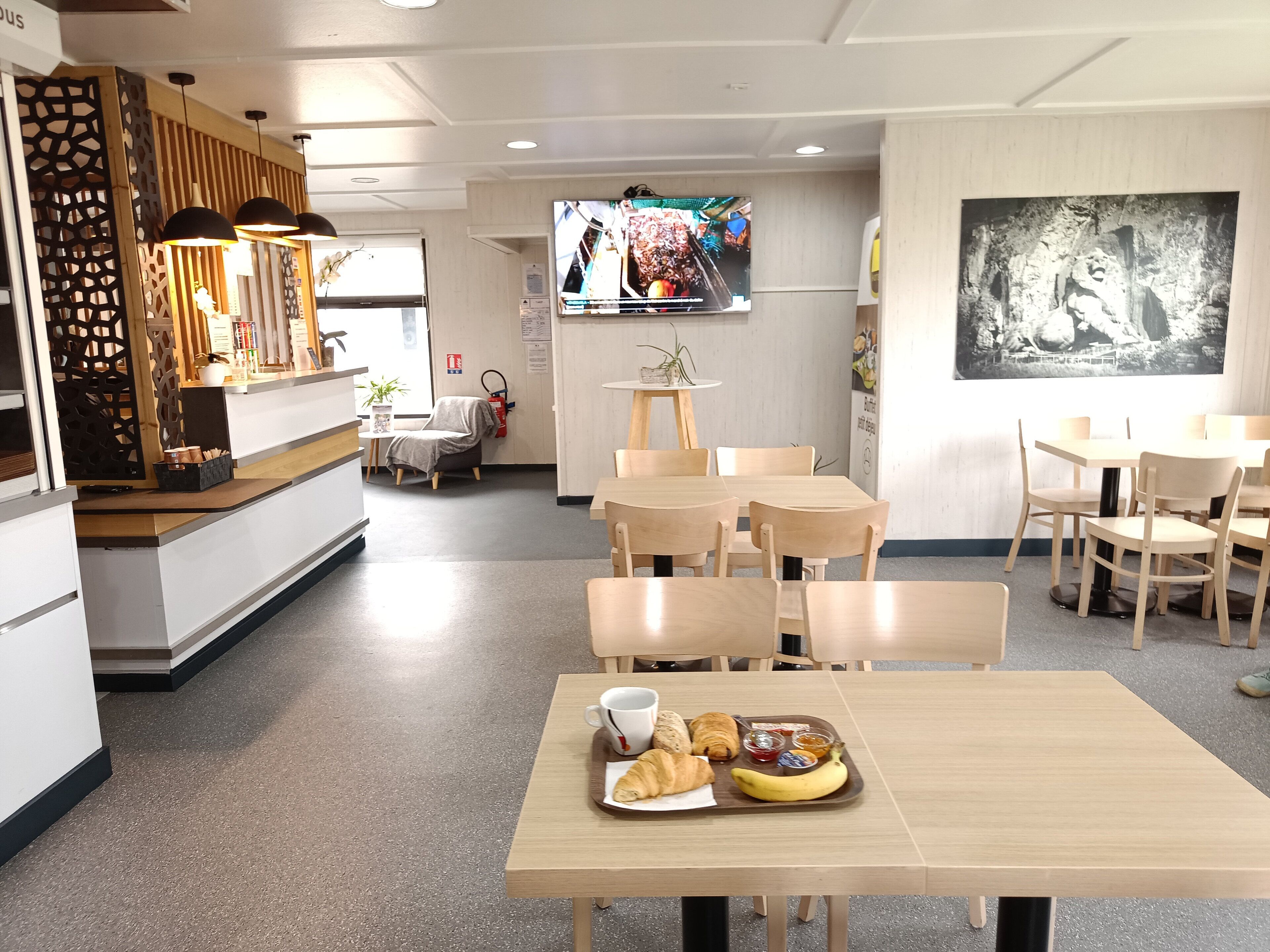 buffet breakfast on weekends (eur 10.90 per person)