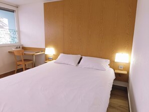 Familienzimmer, Mehrere Betten | Schreibtisch, laptopgeeigneter Arbeitsplatz, Verdunkelungsvorhänge