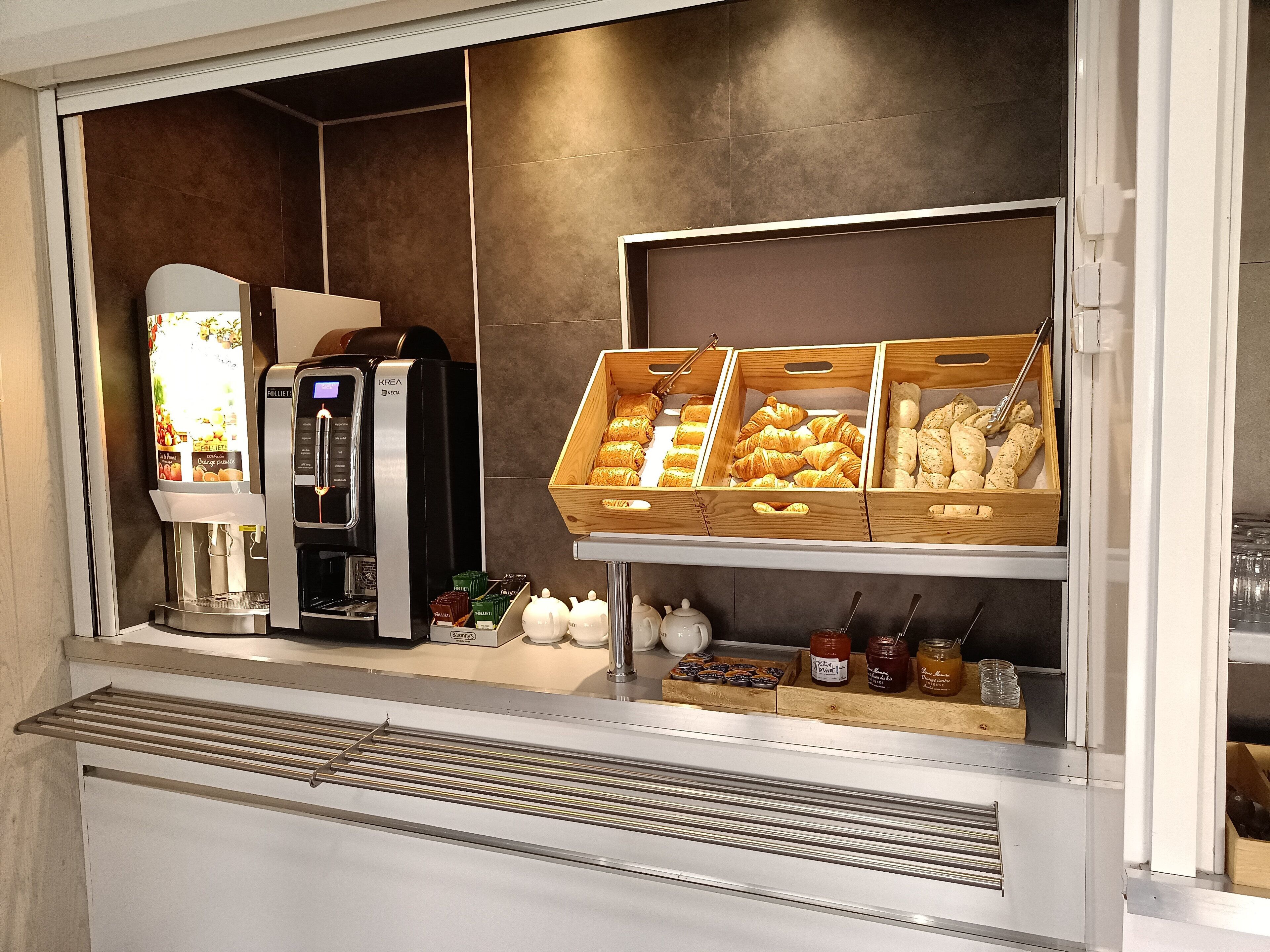 buffet breakfast on weekends (eur 10.90 per person)