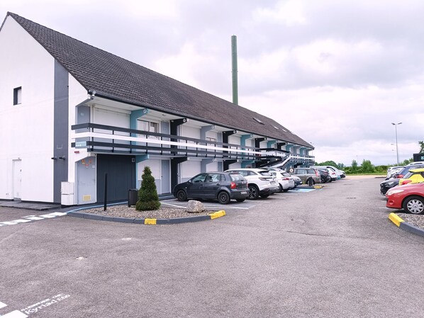 Vista frontal de la propiedad