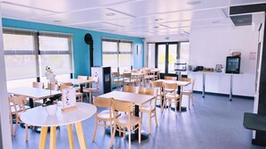 بوفيه فطور في الإجازات الأسبوعية بتكلفة قدرها (10.90 EUR للشخص)