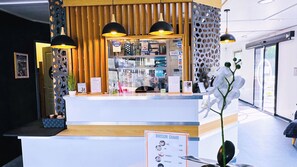 Quầy tiếp tân