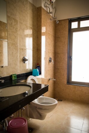 Ein Badezimmer mit Waschbecken, Toilette und Dusche.