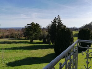 A balcony with a view of a green field and trees. - Château de Saint-antoine (Bonnac-la-Côte)