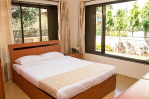 1 bedroom, in-room safe, desk, iron/ironing board