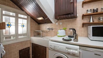 Apartment, 1 Bedroom | Private kitchen | Fridge, microwave, oven, stovetop