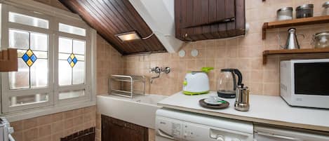 Apartment, 1 Bedroom | Private kitchen | Fridge, microwave, oven, stovetop