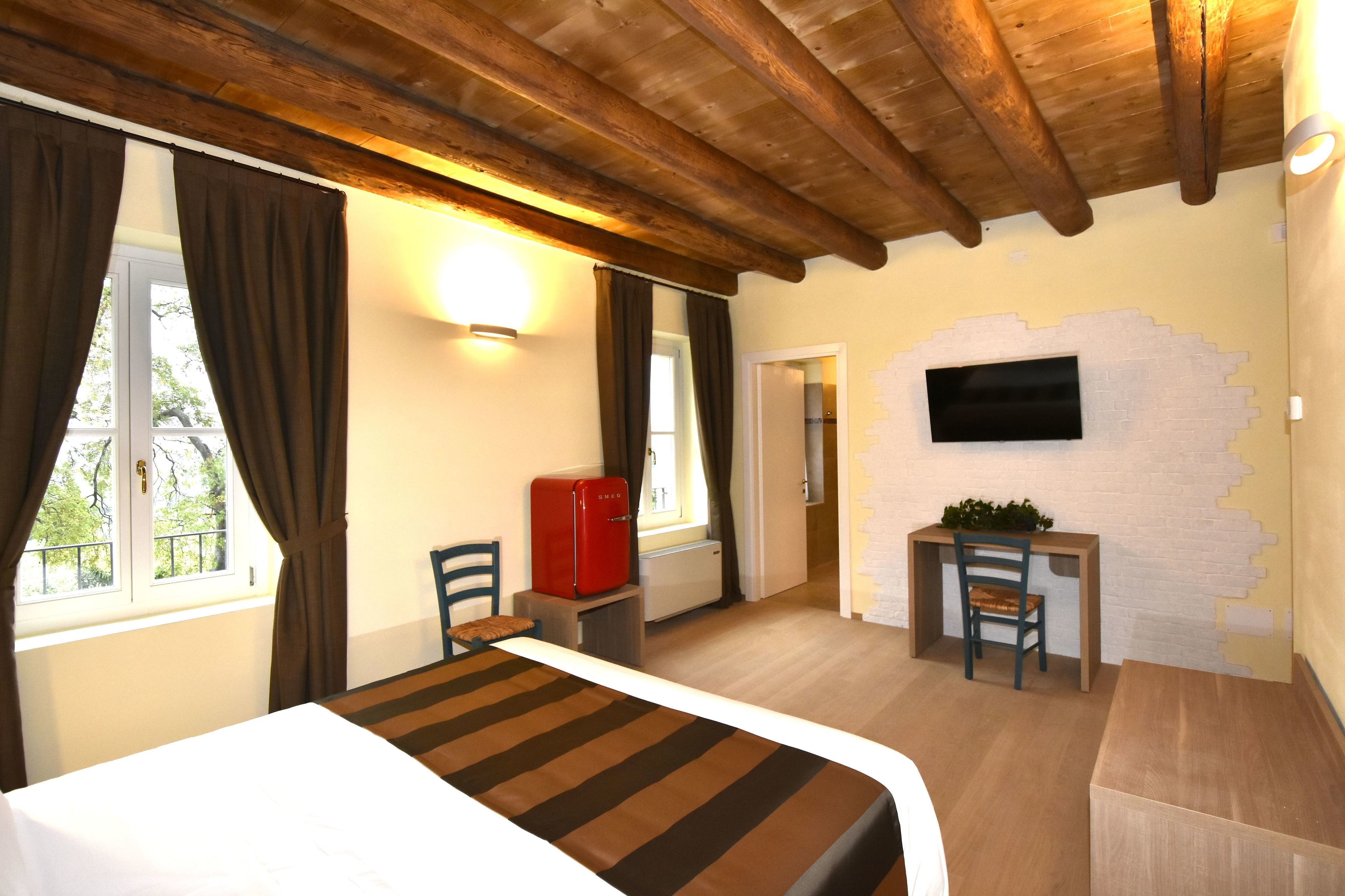 Double or Twin Room, Garden View | Minibar, in-room safe, desk, soundproofing