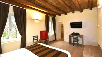 Doppel- oder Zweibettzimmer, Gartenblick | Minibar, Zimmersafe, Schreibtisch, schallisolierte Zimmer