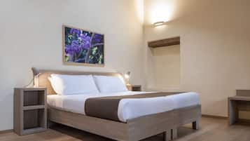 Habitación triple | Minibar, caja de seguridad en la habitación y escritorio